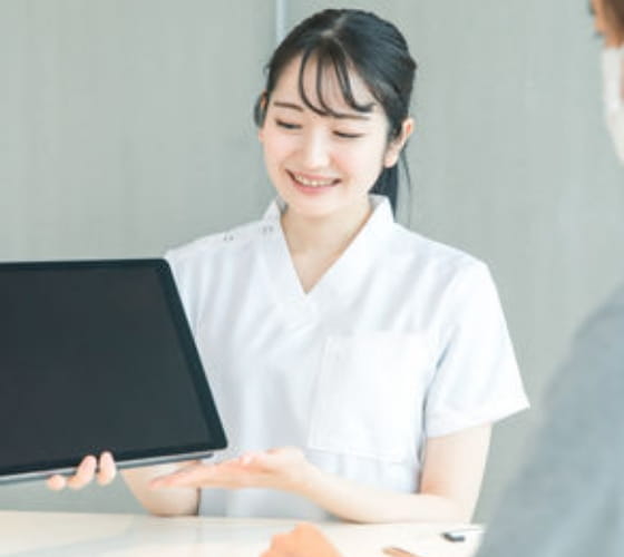 写真:タブレットを持つ女性