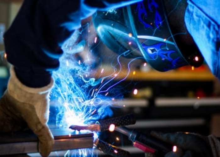 写真:溶接作業の様子