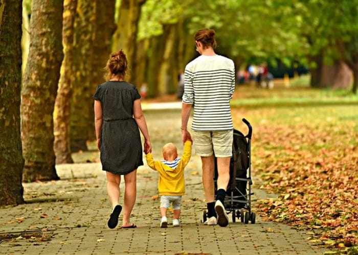 写真:散歩する家族